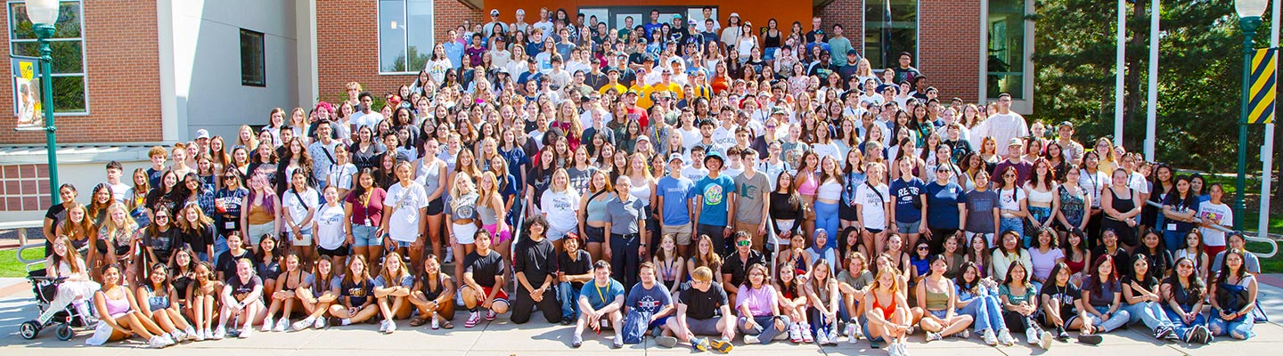 the entire class of new first-year students poses for a photo in front of the Library on the northwest denver campus