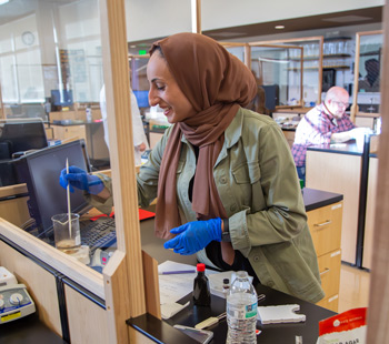 Student working with droppers in the pharmacy lab